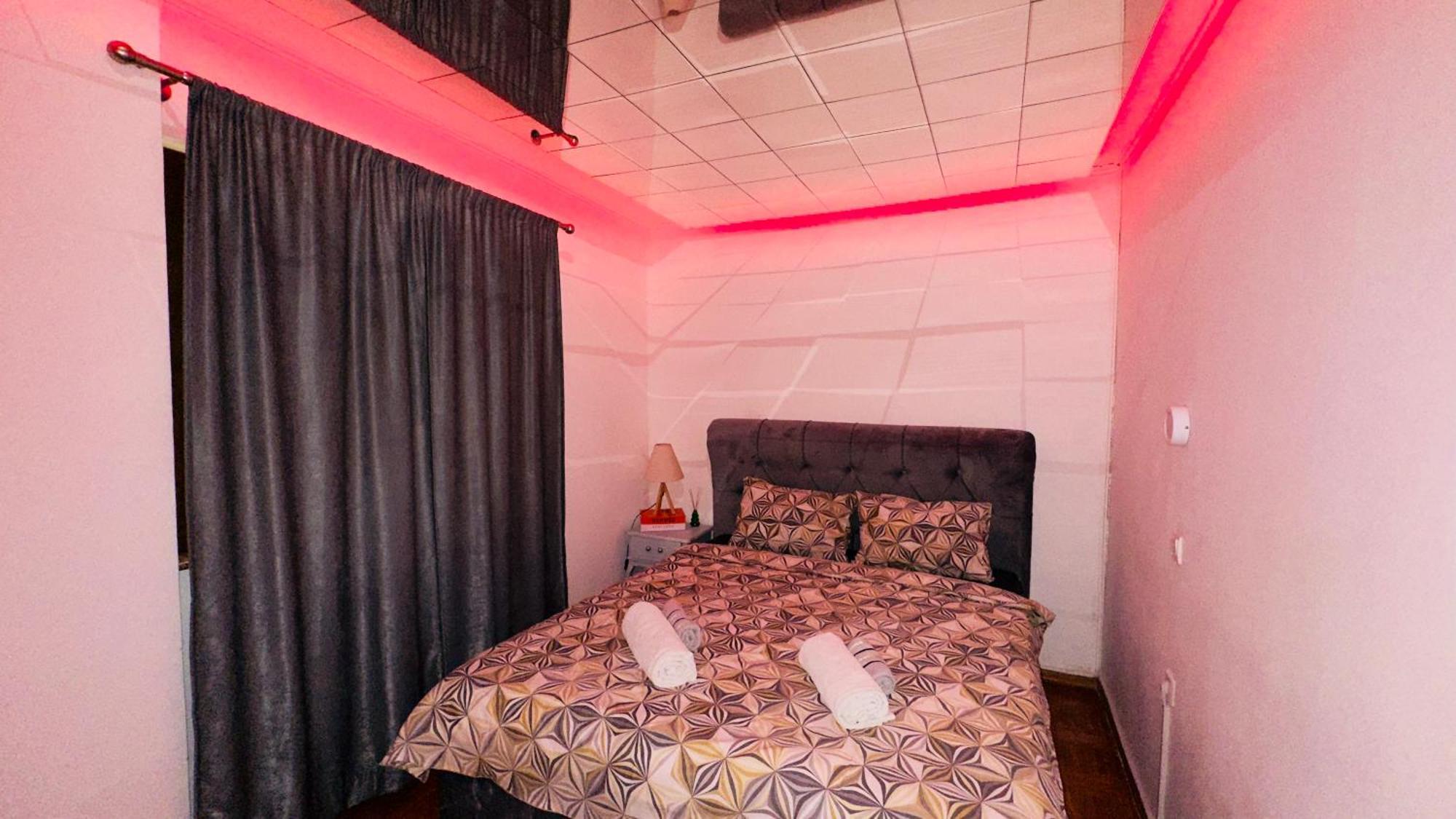 Hedonist Jacuzzi Free Parking *