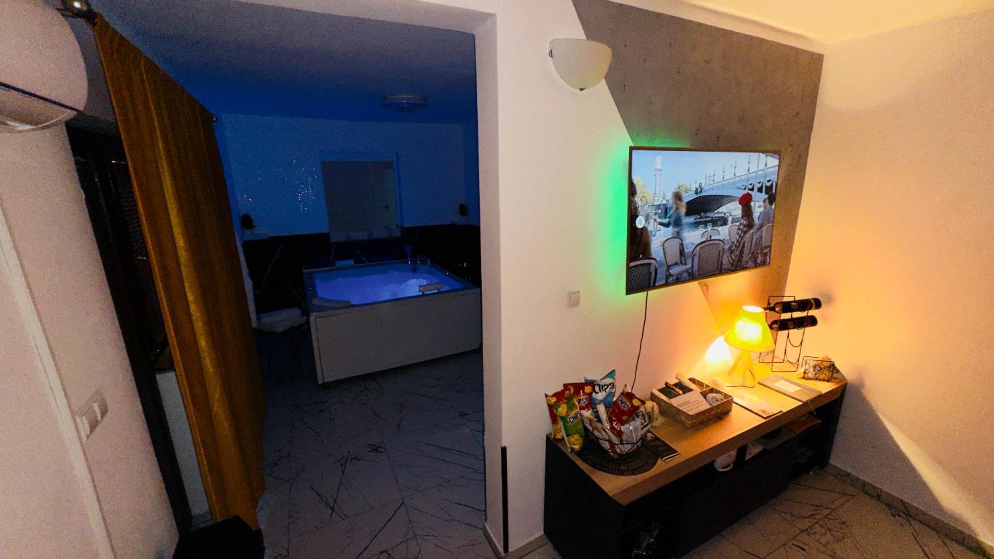 Hedonist Jacuzzi Free Parking